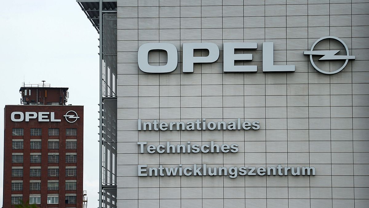 Házkutatás az Opelnél
