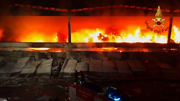Spectaculaire incendie dans une décharge italienne Spectaculaire incendie dans une décharge italienne
