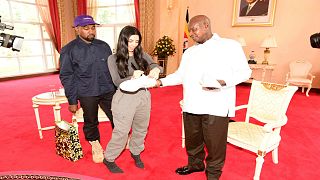 كاني وست وكيم كارداشيان يهديان رئيس أوغندا زوجا من الأحذية الرياضية