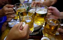 Vége lehet a korlátlan alkoholizálásnak a brit reptereken