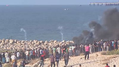 فيديو: الجيش الإسرائيلي يطلق النيران الحية على مظاهرة بشاطئ غزة
