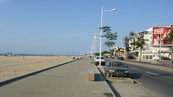 Controlos policiais à saída da ilha de Luanda gera novo negócio Controlos policiais à saída da ilha de Luanda gera novo negócio