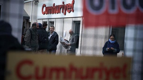 Cumhuriyet gazetesi davasında Can Dündar ve İlhan Tanır hakkında kırmızı bülten kararı Cumhuriyet gazetesi davasında Can Dündar ve İlhan Tanır hakkında kırmızı bülten kararı