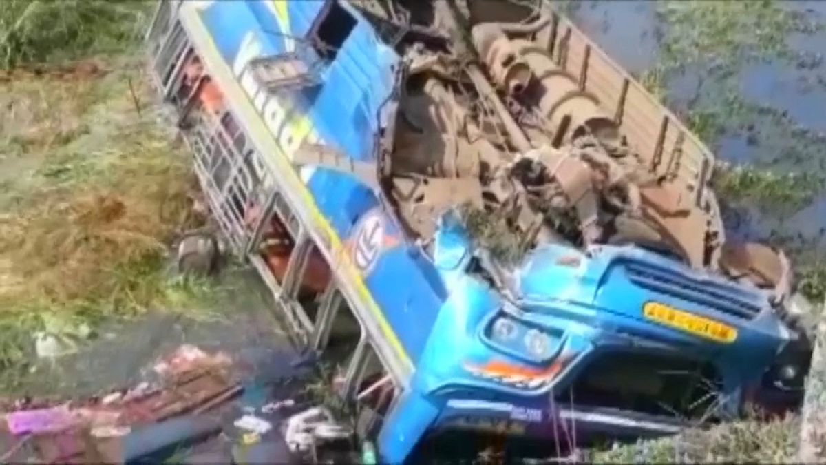 مقتل ستة وإصابة عشرين في انقلاب حافلة شرق الهند وسقوطها في قناة مائية