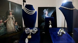 Fransa Kraliçesi Marie Antoinette'in milyarlarca dolarlık mücevherleri açık artırmada 