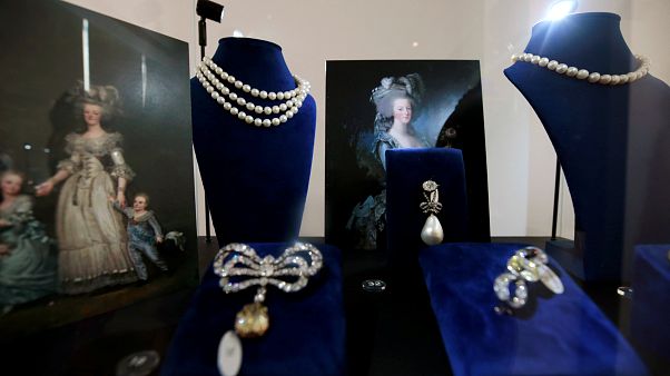 Fransa Kraliçesi Marie Antoinette'in milyarlarca dolarlık mücevherleri açık artırmada Fransa Kraliçesi Marie Antoinette'in milyarlarca dolarlık mücevherleri açık artırmada