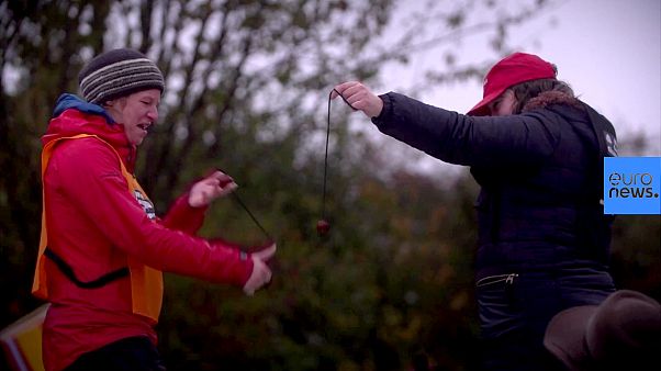Deporte inglés: romper castañas en el Mundial de Conkers Deporte inglés: romper castañas en el Mundial de Conkers