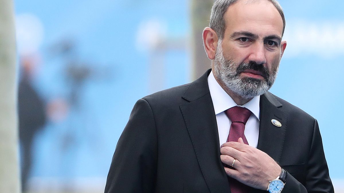 Ermenistan Başbakanı Nikol Paşinyan erken seçim için İstifa etti