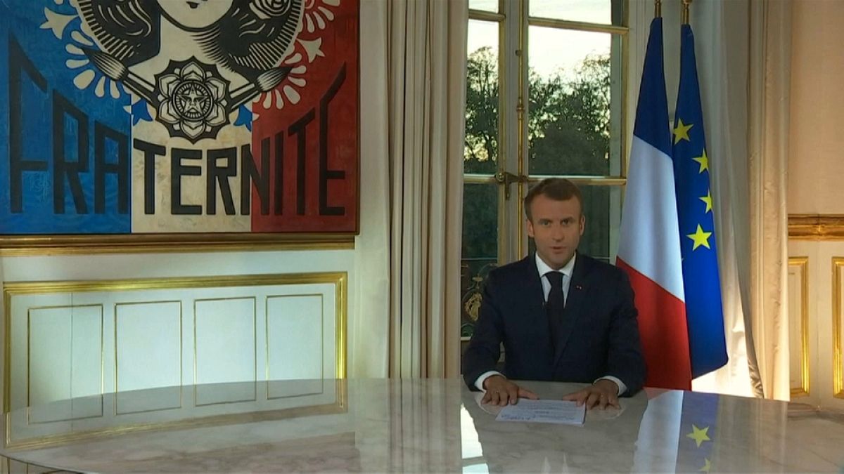 Macron: "nincs szó irányváltásról, a feladat nem változott"