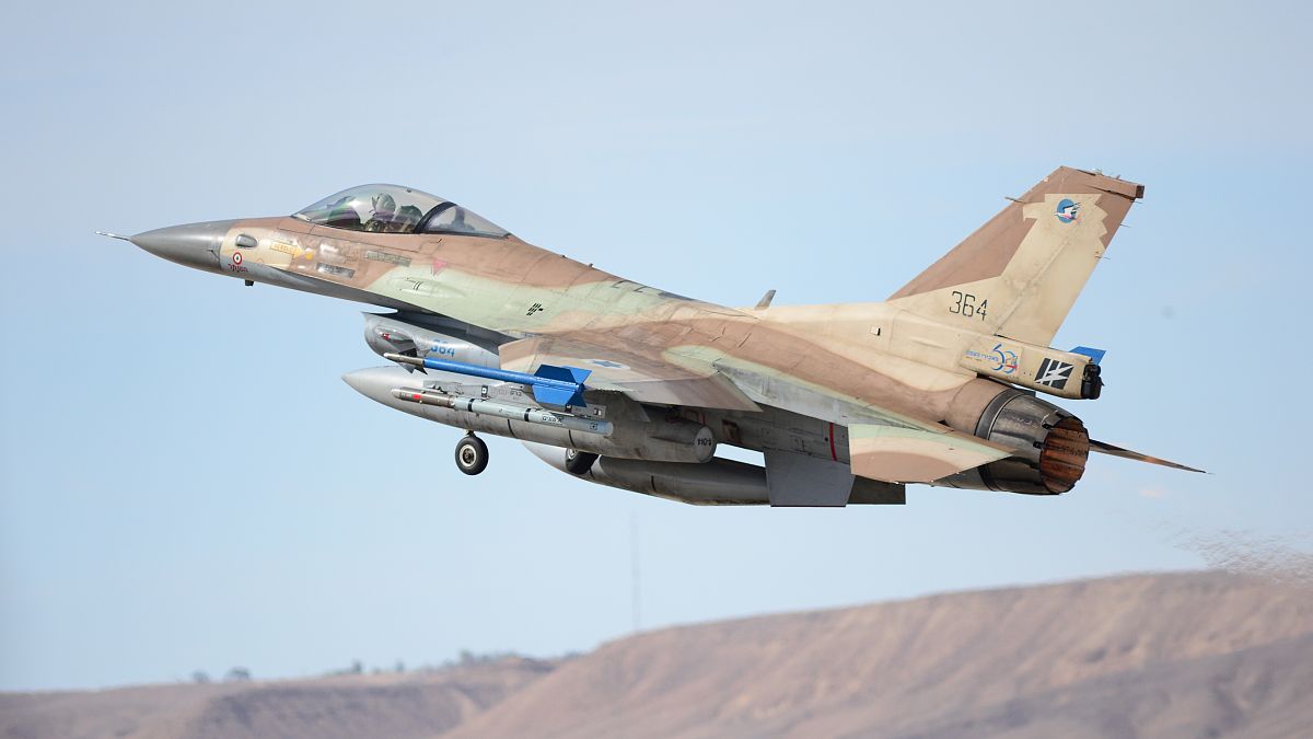 طائرات إسرائيلية تقصف أهدافا في غزة بعد سقوط صاروخ في بئر السبع
