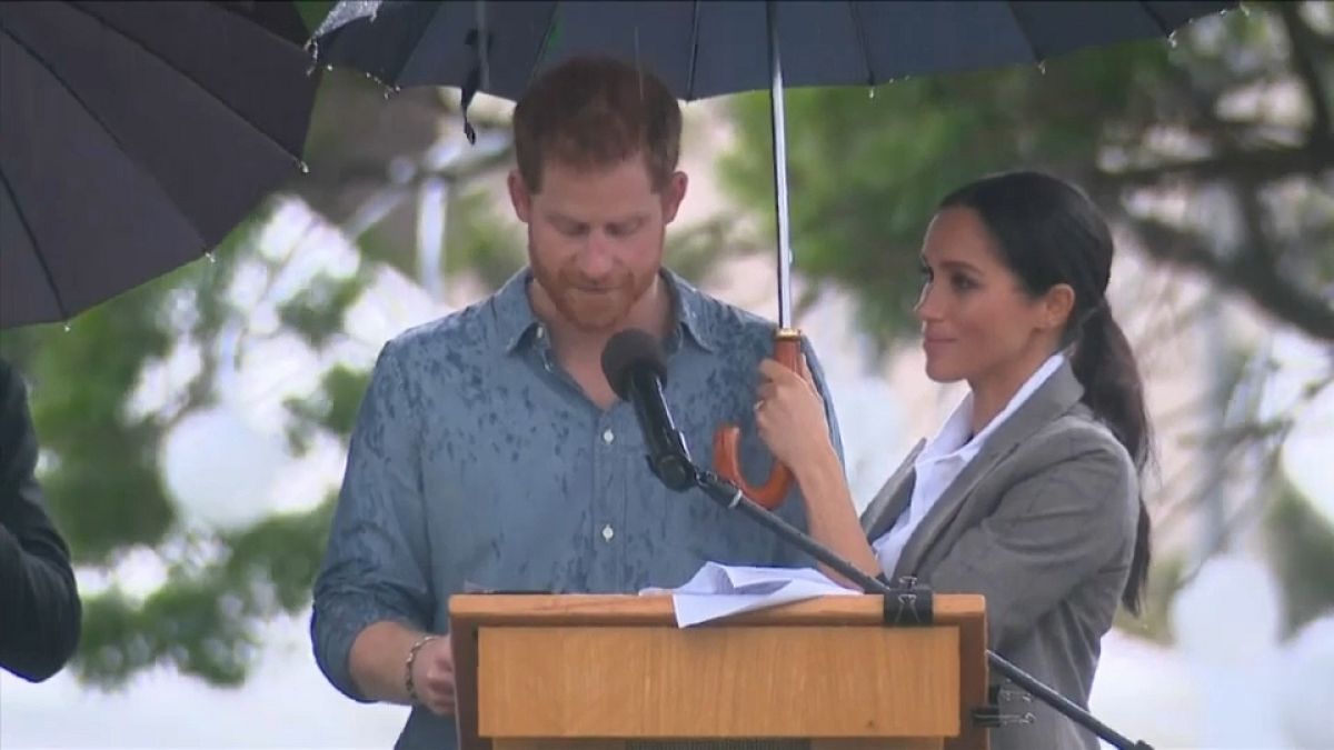 شاهد: دوقة ساسكس الحامل تحمل المظلة لزوجها هاري في بلدة أسترالية
