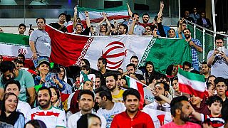 İranlı kadınlar stadyum ekranlarda futbol maçı izlerken Haziran 2018