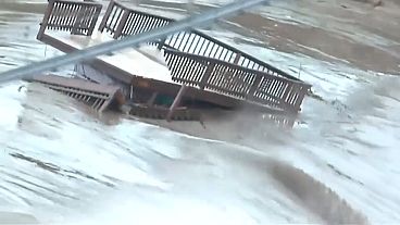 شاهد: سيول جارفة لمياه فيضان تجرف كل ما يعترضها في تكساس