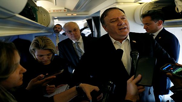 بومبيو يتحدث على متن طائرة أقلته من تركيا يوم الاربعاء بومبيو يتحدث على متن طائرة أقلته من تركيا يوم الاربعاء