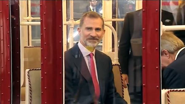 El rey Felipe VI en un tren antiguo del metro de Madrid. El rey Felipe VI en un tren antiguo del metro de Madrid.