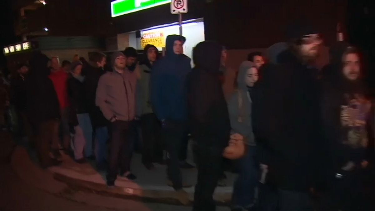 شاهد: هؤلاء لا ينتظرون الخبز.. بل طوابير شراء الماريجوانا في كندا بعد تشريعها