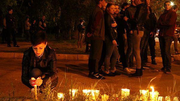 Rússia e Ucrânia homenageiam vítimas de ataque na Crimeia Rússia e Ucrânia homenageiam vítimas de ataque na Crimeia