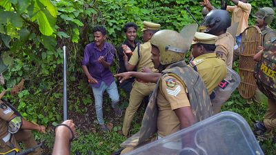 شاهد: اشتباكات عنيفة بين الشرطة ومحتجين على دخول النساء لمعبد هندوسي