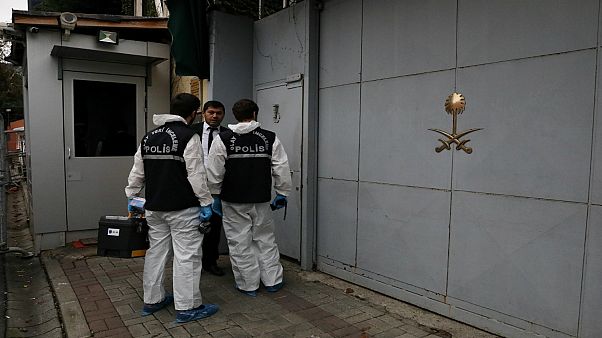 محققون جنائيون أتراك يغادرون مبنى القنصلية السعودية في اسطنبول محققون جنائيون أتراك يغادرون مبنى القنصلية السعودية في اسطنبول