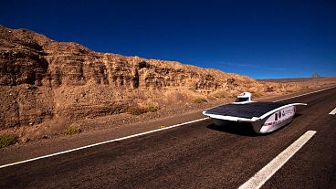 Veículos solares enfrentam deserto de Atacama