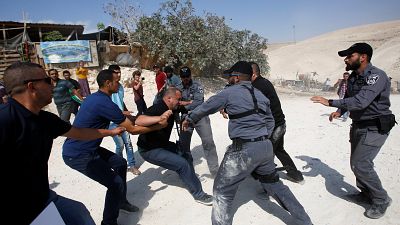 شاهد: الشرطة الإسرائيلية تفرق نشطاء يحتجون ضد تدمير قرية بالضفة الغربية