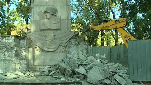 Варшава: снос памятника советским солдатам Варшава: снос памятника советским солдатам