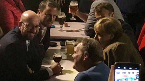 AB liderleri Brexit toplantılarının yorgunluğunu bara giderek attı AB liderleri Brexit toplantılarının yorgunluğunu bara giderek attı