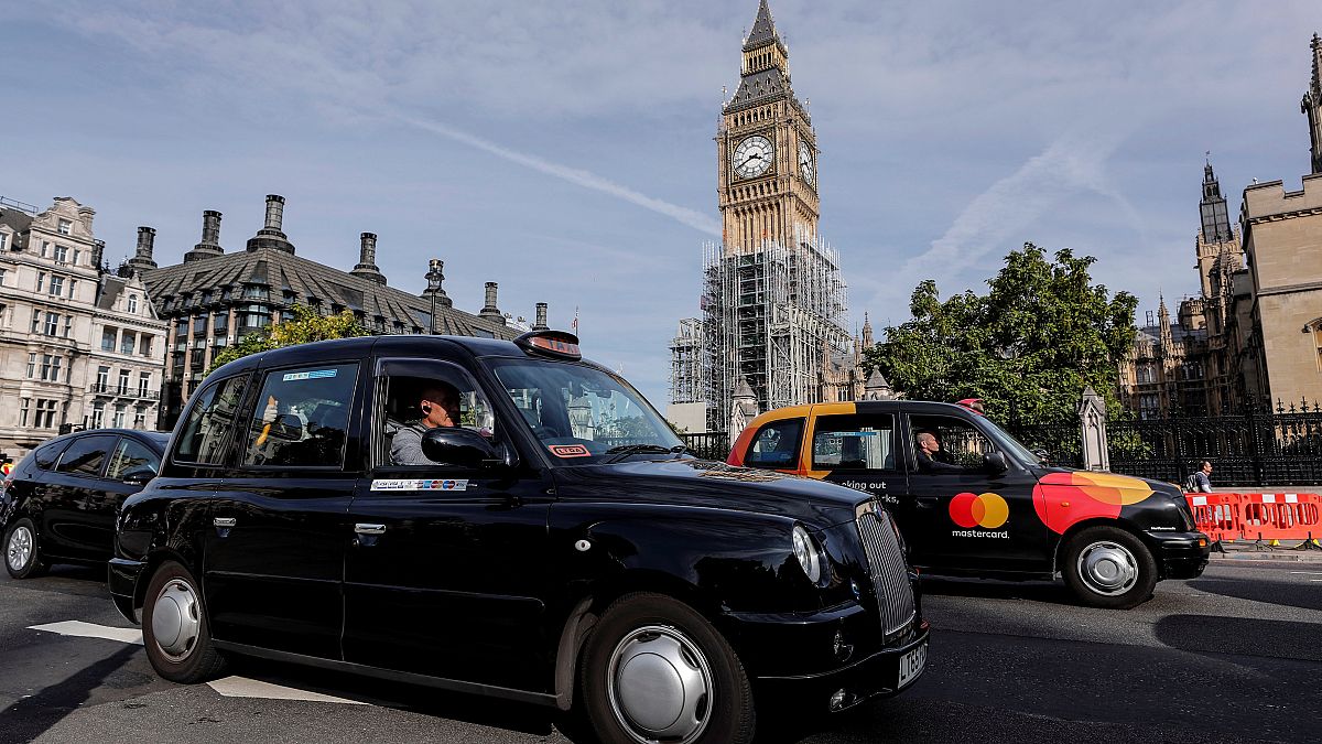 Londra ile özdeşleşen siyah taksiler gelecek yıl Parislileri taşıyacak