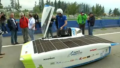 Kétezer kilométeres verseny napelemes autóknak