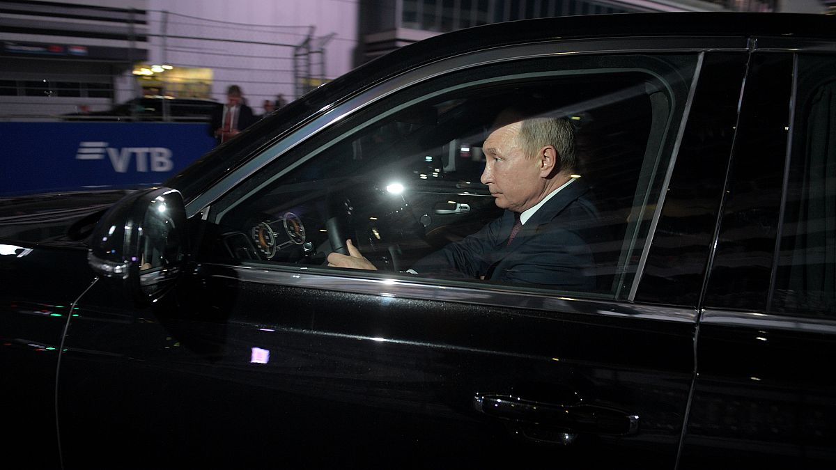 (VIDEO) Putin steuert selbst die neue Luxuslimousine auf der F1-Strecke