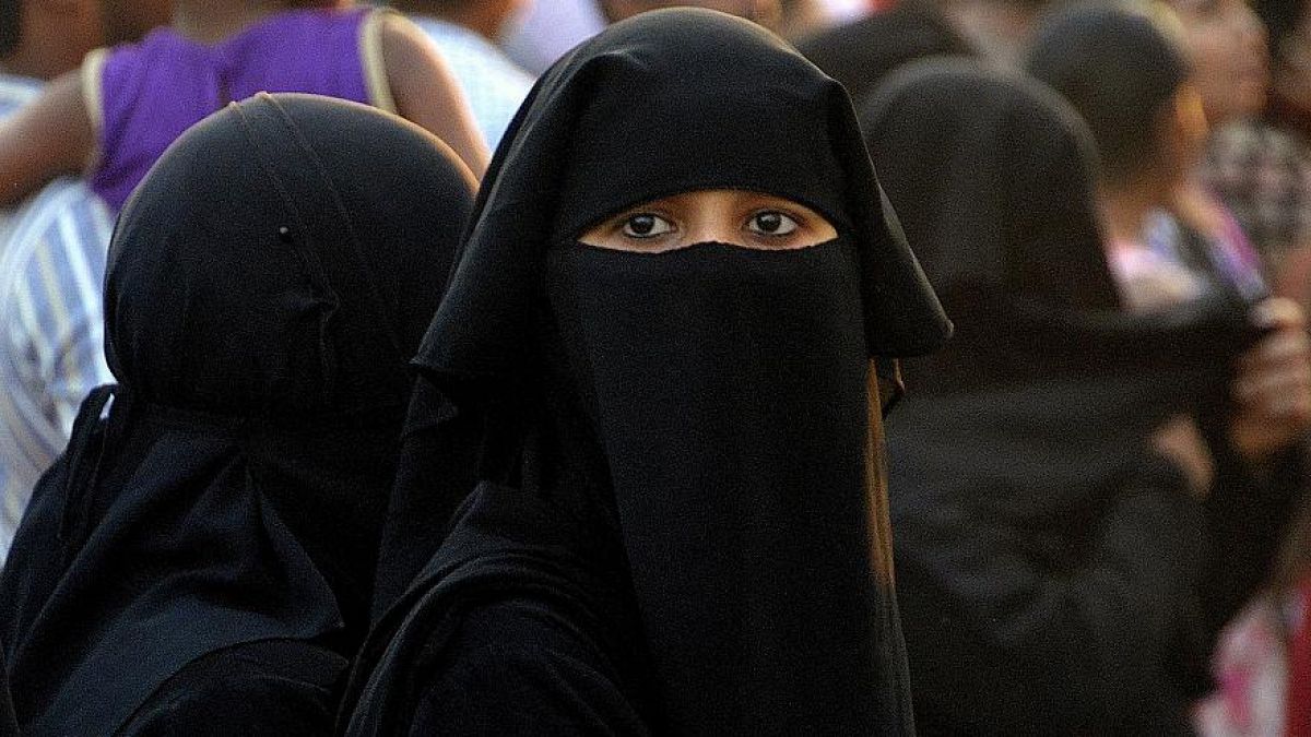 Cezayir'de kamu çalışanlarına peçe ve burka yasağı