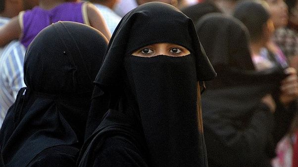 Cezayir'de kamu çalışanlarına peçe ve burka yasağı Cezayir'de kamu çalışanlarına peçe ve burka yasağı