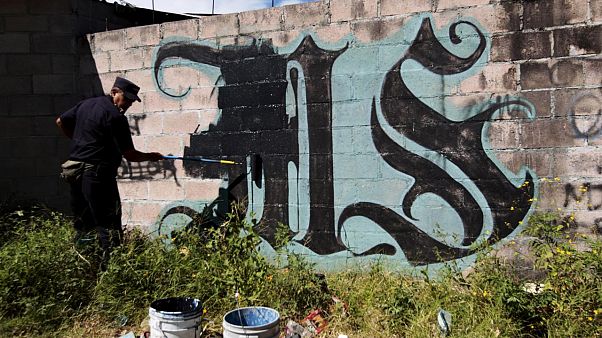 Tayland 'da grafiti yapan iki turiste 10 yıl hapis istemi Tayland 'da grafiti yapan iki turiste 10 yıl hapis istemi