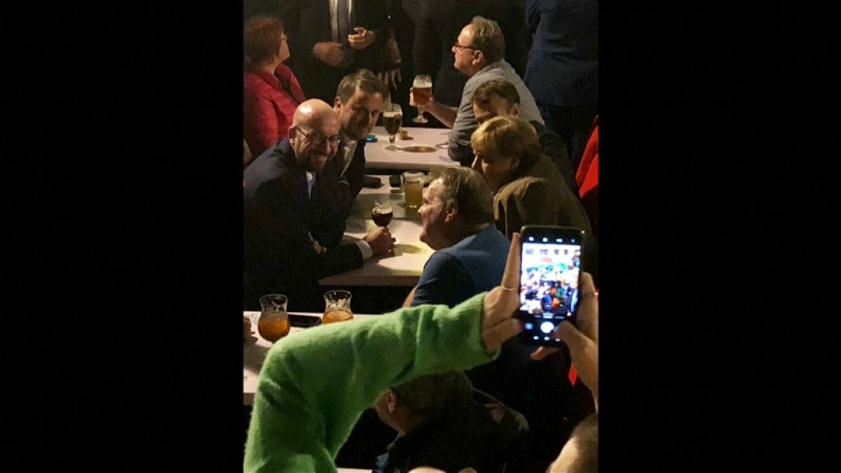 شاهد: بعد قمة البريكست ميركل وماكرون يحتسيان البيرة في حانة في بروكسل‎