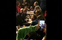 شاهد: بعد قمة البريكست ميركل وماكرون يحتسيان البيرة في حانة في بروكسل‎
