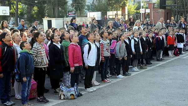 Danıştayın öğrenci andını kaldıran hükmü iptal etmesi siyasiler arasında tartışmaya neden oldu Danıştayın öğrenci andını kaldıran hükmü iptal etmesi siyasiler arasında tartışmaya neden oldu