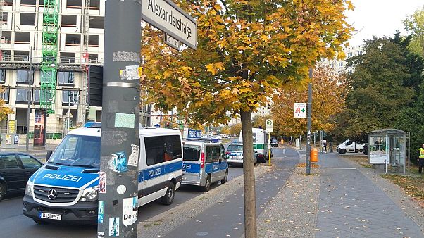 Nach Raubüberfall und Schüssen: Polizei in Berlin sucht Zeugen mit Fotos und Videos Nach Raubüberfall und Schüssen: Polizei in Berlin sucht Zeugen mit Fotos und Videos