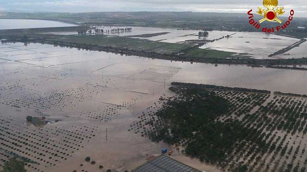 Maltempo: nubifragio in Sicilia, strade allagate e persone sui tetti Maltempo: nubifragio in Sicilia, strade allagate e persone sui tetti