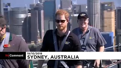 شاهد: الأمير هاري يتحدى المرتفعات الشاهقة لرفع علم دورة ألعاب أستراليا