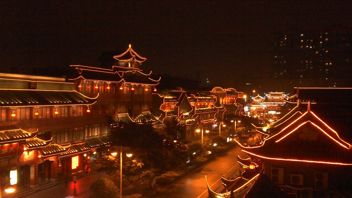 Iluminación nocturna de la ciudad china de Chengdu.