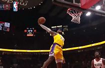 Aciago estreno de LeBron James con los Lakers en la NBA 
