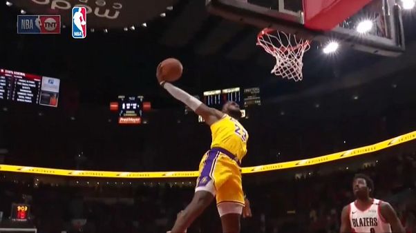 Aciago estreno de LeBron James con los Lakers en la NBA Aciago estreno de LeBron James con los Lakers en la NBA