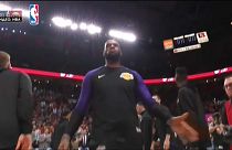 Nba, debutto con sconfitta per LeBron ai Lakers