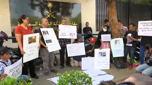 صحافيون إندونيسيون غاضبون أمام السفارة السعودية احتجاجا على اختفاء خاشقجي صحافيون إندونيسيون غاضبون أمام السفارة السعودية احتجاجا على اختفاء خاشقجي