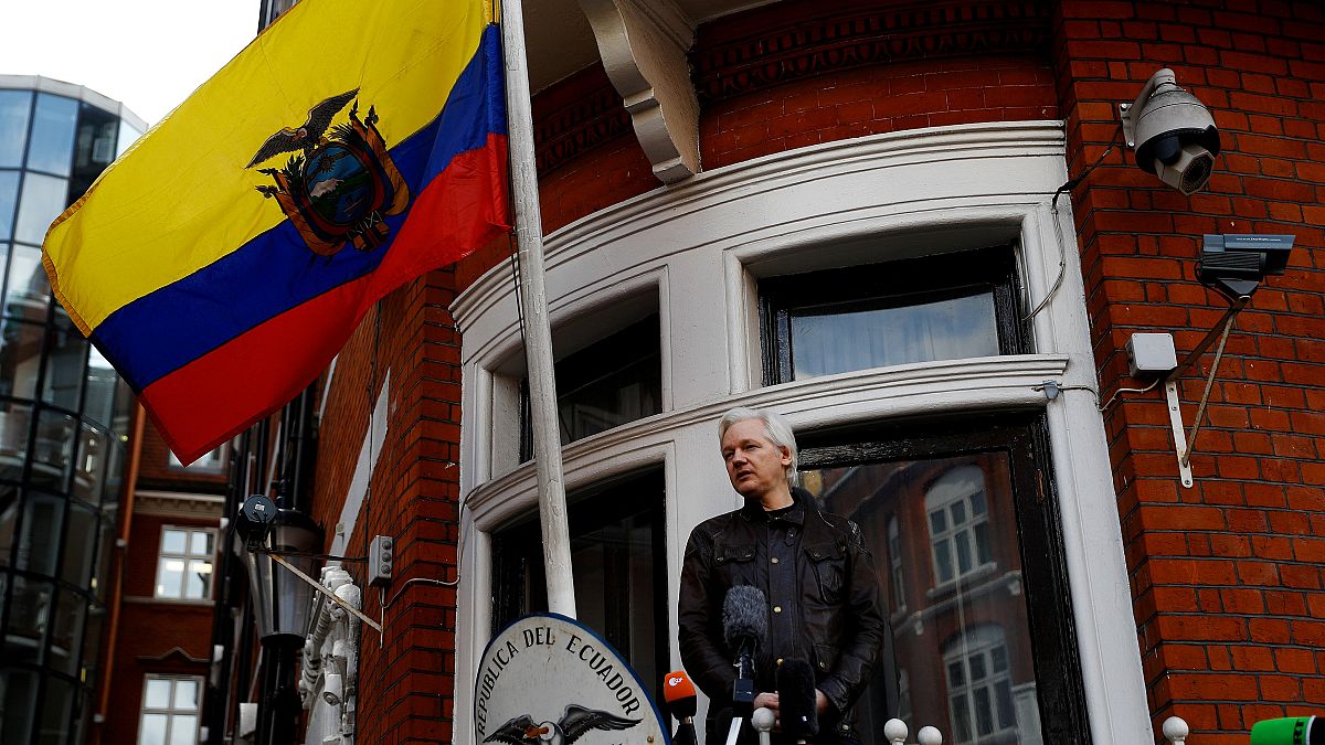 Julian Assange Londra'daki Ekvador Büyükelçiliği balkonunda