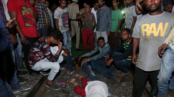 Hindistan'da meydana gelen tren kazasında en az 59 kişi hayatını kaybetti Hindistan'da meydana gelen tren kazasında en az 59 kişi hayatını kaybetti
