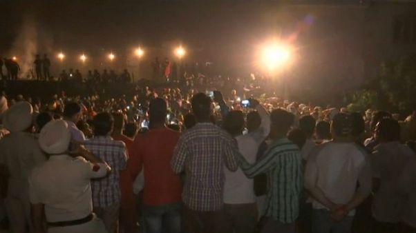 India: treno travolge folla, oltre 50 morti India: treno travolge folla, oltre 50 morti