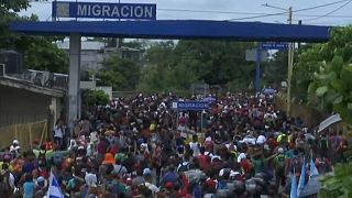 شاهد: حشود من المهاجرين يقتحمون السياج الحدودي بين المكسيك وغواتيمالا