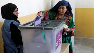 Afganistan'da seçimler 'teknik sorunlar' nedeniyle pazar gününe sarktı