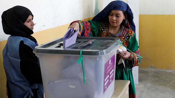 Afganistan'da seçimler 'teknik sorunlar' nedeniyle pazar gününe sarktı Afganistan'da seçimler 'teknik sorunlar' nedeniyle pazar gününe sarktı